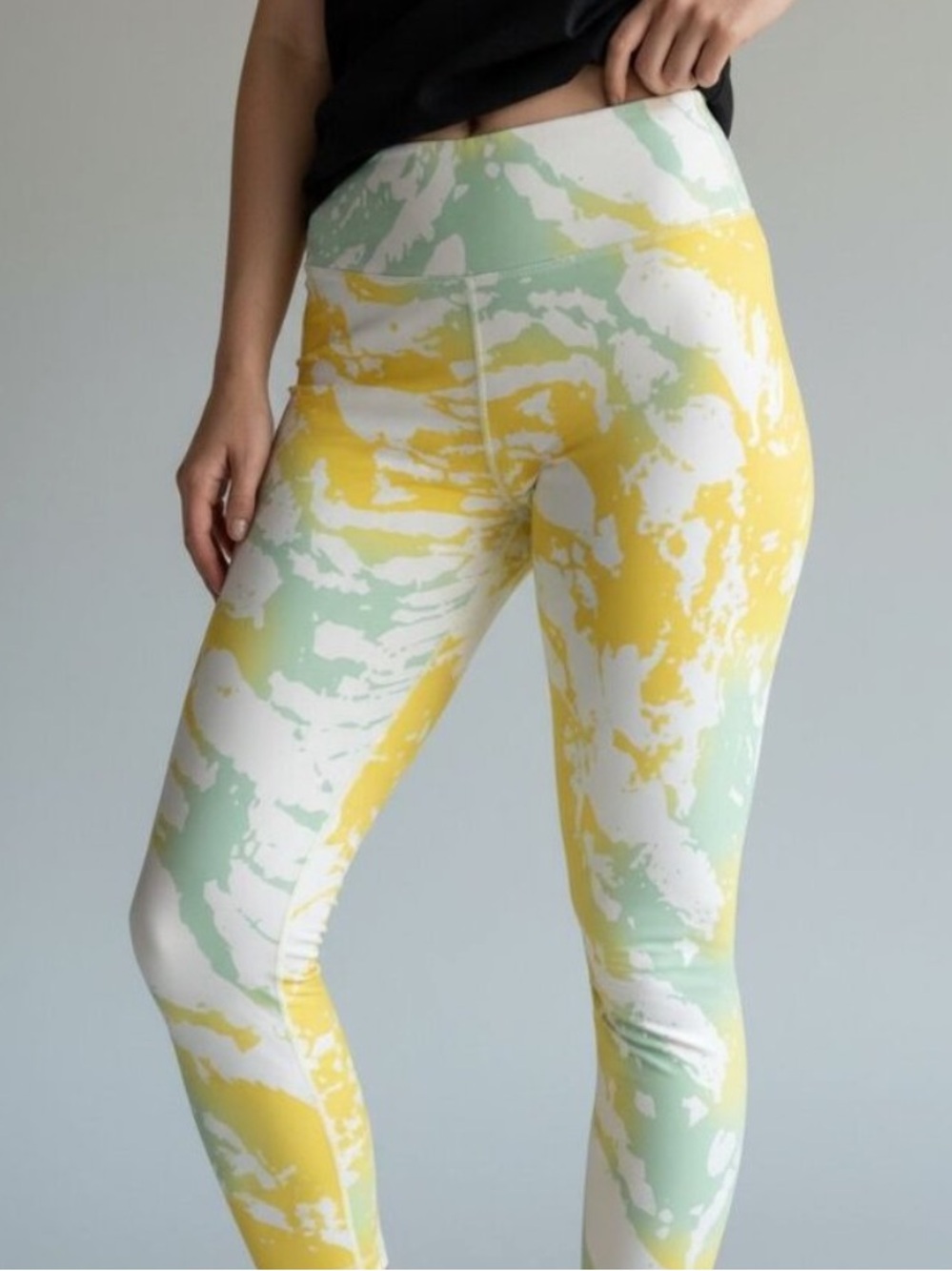 Fabletics Powerlight Capri Aura Print Green Yeeliw Patterned Leggings M